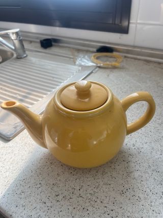 Tetera de cerámica amarilla
