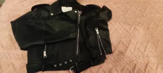 Cazadora polipiel negra Pull&Bear Talla M