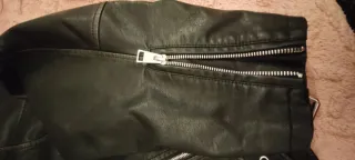 Cazadora polipiel negra Pull&Bear Talla M