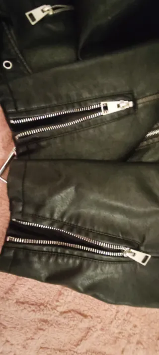 Cazadora polipiel negra Pull&Bear Talla M