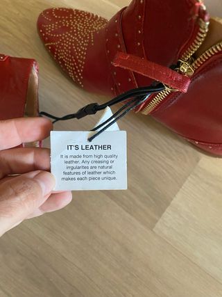 Botines Rojos con Tachuelas Doradas de piel. Nueva