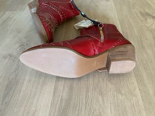 Botines Rojos con Tachuelas Doradas de piel. Nueva