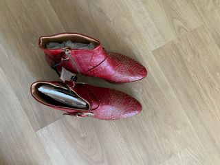 Botines Rojos con Tachuelas Doradas de piel. Nueva