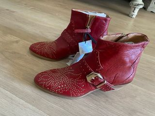 Botines Rojos con Tachuelas Doradas de piel. Nueva