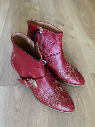 Botines Rojos con Tachuelas Doradas de piel. Nueva