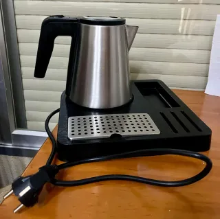 Hervidor de agua eléctrico con tazas y té
