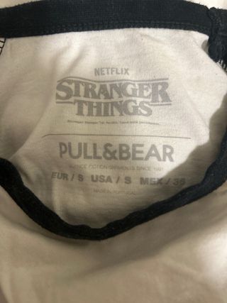 Pull&Bear Stranger Things Camiseta Blanca y Negra