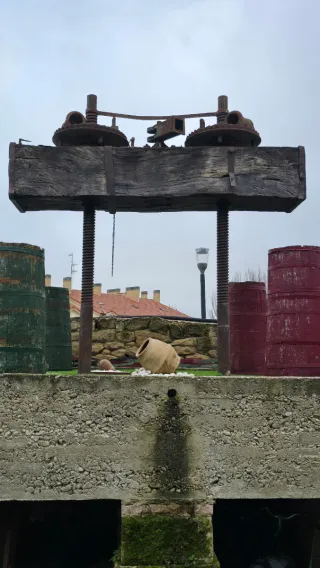 Prensa de vino antigua decorativa