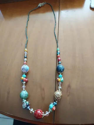 Collana con pietre colorate e ciondoli