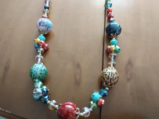 Collana con pietre colorate e ciondoli