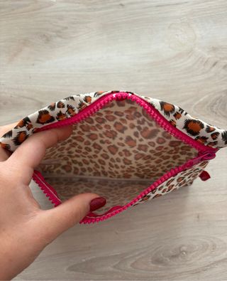 Pochette Rimmel leopardata, con cerniera fucsia