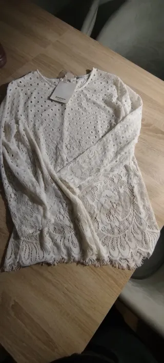 Camiseta Stradivarius blanca encaje