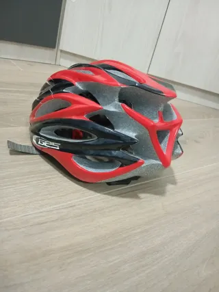 Casco de bicicleta rojo y negro