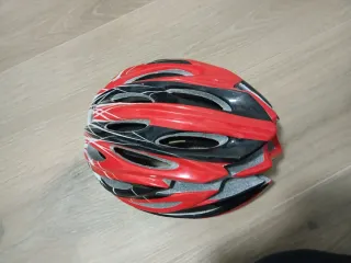 Casco de bicicleta rojo y negro