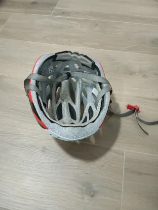 Casco de bicicleta rojo y negro