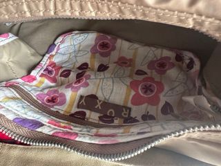 Bolso de mujer marrón con detalles rosas
