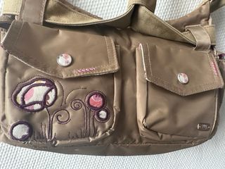 Bolso de mujer marrón con detalles rosas