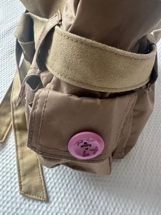 Bolso de mujer marrón con detalles rosas