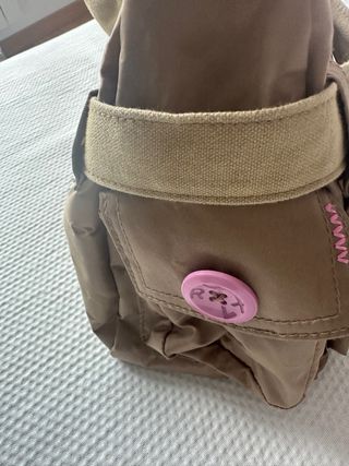 Bolso de mujer marrón con detalles rosas