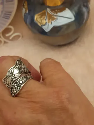 Anillo plateado con diseño floral