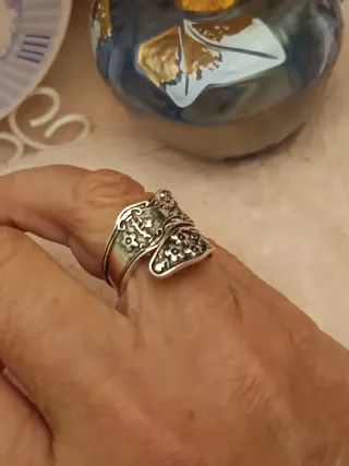 Anillo plateado con diseño floral