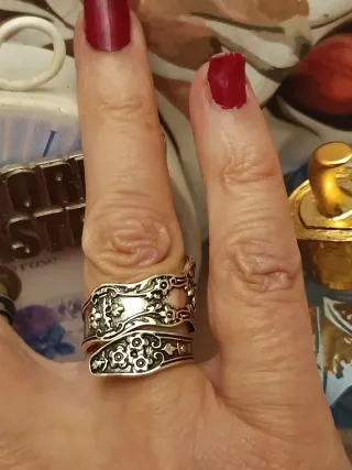 Anillo plateado con diseño floral