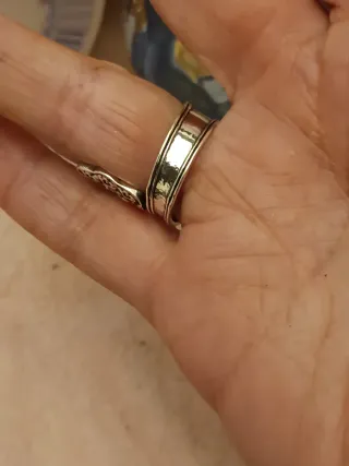 Anillo plateado con diseño floral