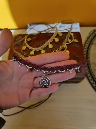 Collana girocollo con ciondolo a spirale