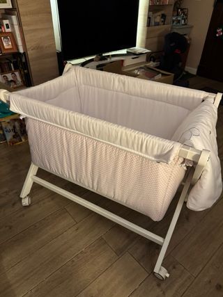 Minicuna con ruedas y estampado de topos