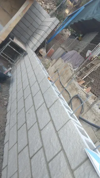 Hormigón impreso y muro de contención