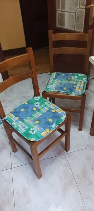 Mesa con 2 sillas y 3 taburetes