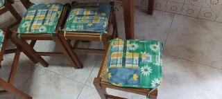 Mesa con 2 sillas y 3 taburetes