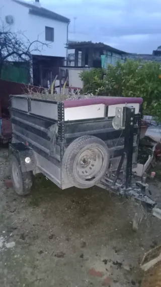 Remolque ligero volteable manual