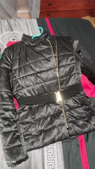 Abrigo acolchado negro con cinturón