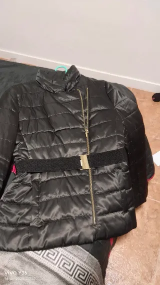 Abrigo acolchado negro con cinturón