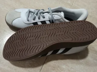 Zapatillas Adidas Blancas y Grises