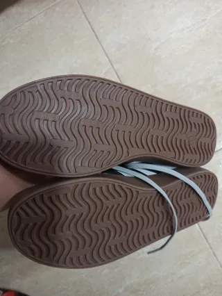 Zapatillas Adidas Blancas y Grises