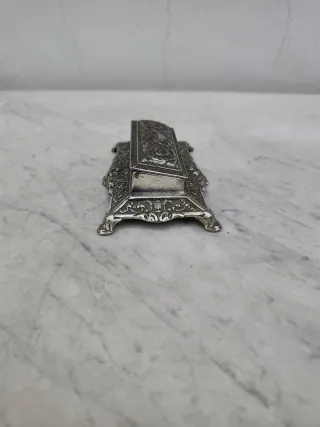 Cajita antigua de alpaca decorada