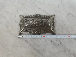 Cajita antigua de alpaca decorada