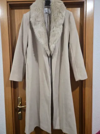Abrigo beige con cuello de pelo