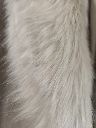 Abrigo beige con cuello de pelo