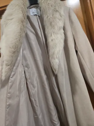 Abrigo beige con cuello de pelo