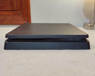 PS4 Slim 1TB + 5 Giochi + 2 Controller