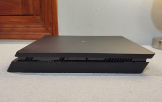 PS4 Slim 1TB + 5 Giochi + 2 Controller