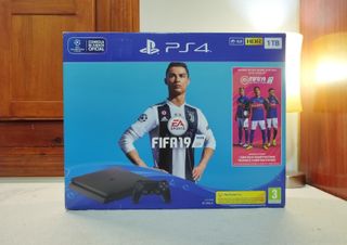 PS4 Slim 1TB + 5 Giochi + 2 Controller