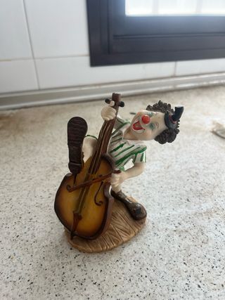 Figura payaso tocando violonchelo