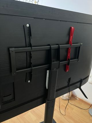 Soporte TV de pie negro con ruedas, alta calidad.