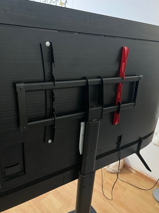 Soporte TV de pie negro con ruedas, alta calidad.