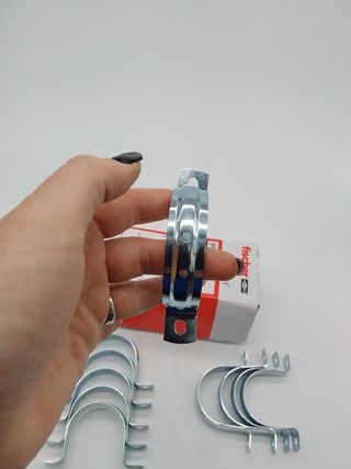 fischer | BSMD-63mm de doble pata grapas metalicas abrazaderas para tubos de agua, manguera o cable coaxial pared (10 unidades)