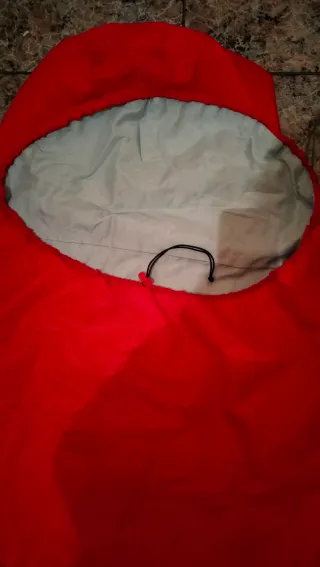 Saco de dormir rojo con cordón